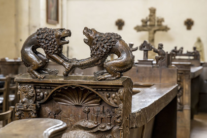 France, Yonne (89), Montréal (Bourgogne), la collégiale Notre-Dame de syle roman du XIIème siècle, stalles Renaissance en bois sculpté exécutées entre 1530 et 1550 et offerts par le roi François Ier, deux lions se font face en se disputant un os