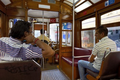 Portugal, Lisbonne, quartier de l'Alfama, à l'intérieur d'un vieux tramway (electricos)