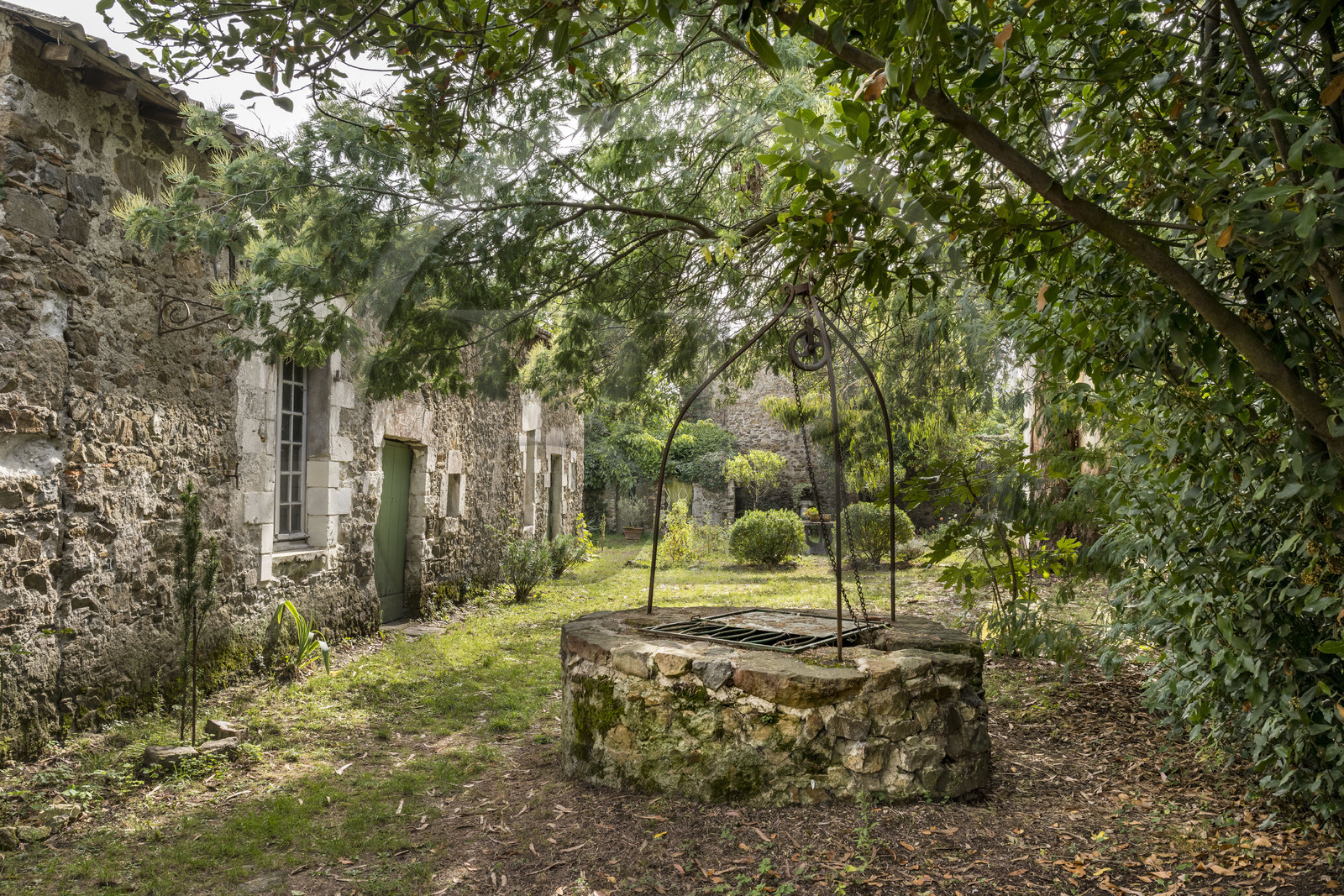 France, Loire-Atlantique (44), Paimboeuf, cour de maison avec avec son puit dans la rue principale