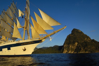 Caraïbes, Ile de Sainte-Lucie, le 5 mâts Royal Clipper toutes voiles dehors au large du Piton de Soufrière