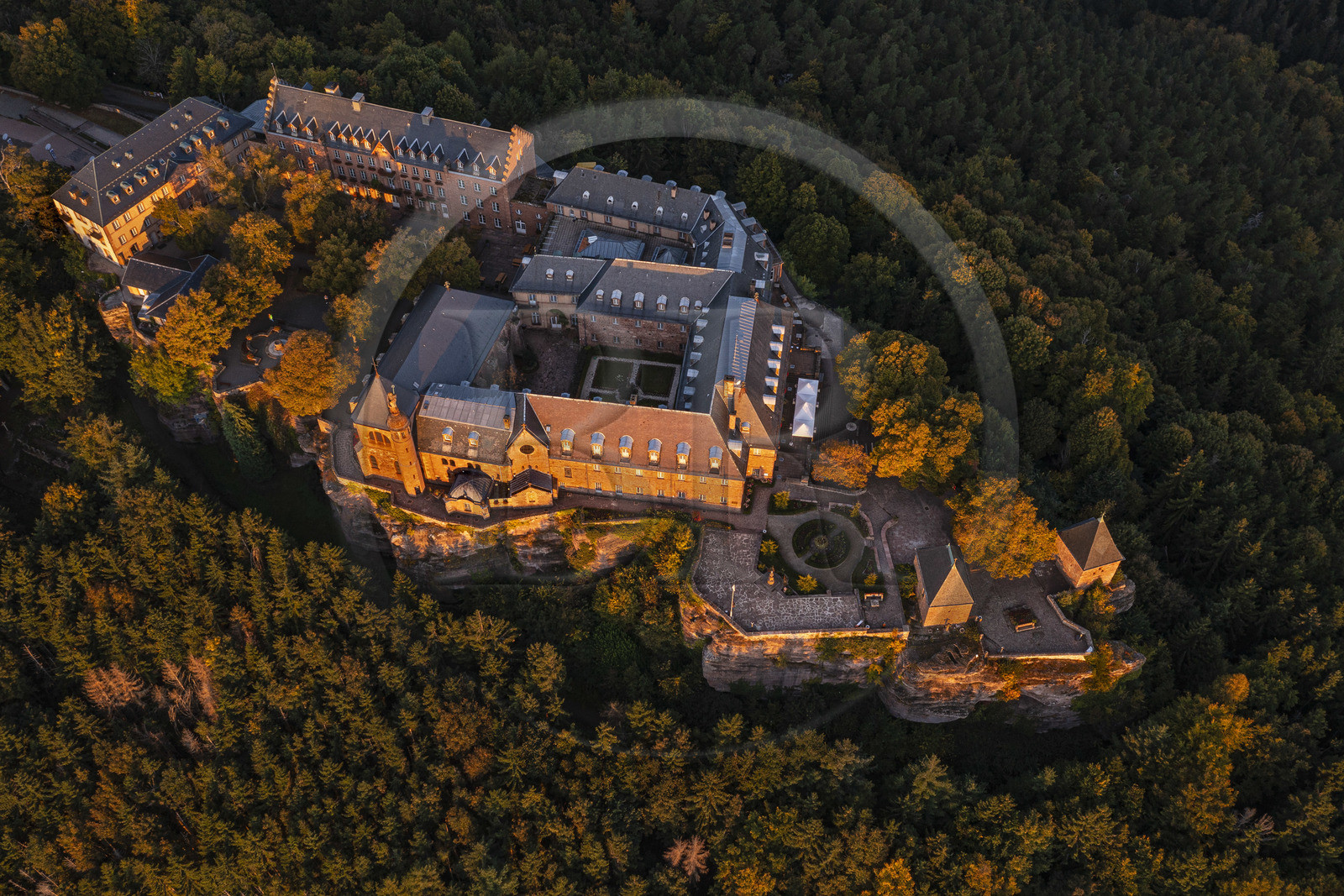 France, Bas-Rhin (67), Mont Saint-Odile, abbaye de Hohenbourg encore appelée couvent du Mont-Sainte-Odile faisant face à la plaine d'Alsace (vue aérienne)