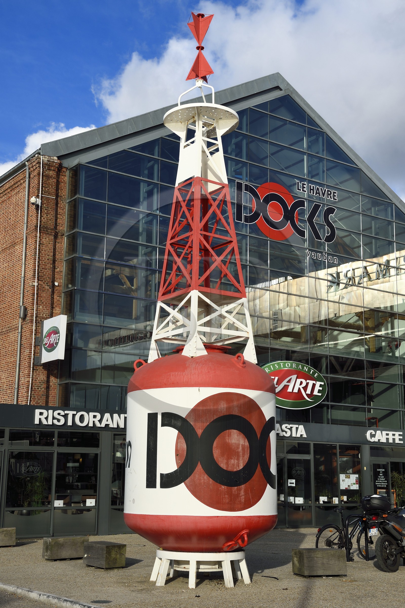 France, Seine-Maritime (76), Le Havre, centre commercial Les Docks Vauban entre le bassin Vauban et le bassin Vatine, anciens docks réhabilités et transformés par les architectes Reichen et Robert
