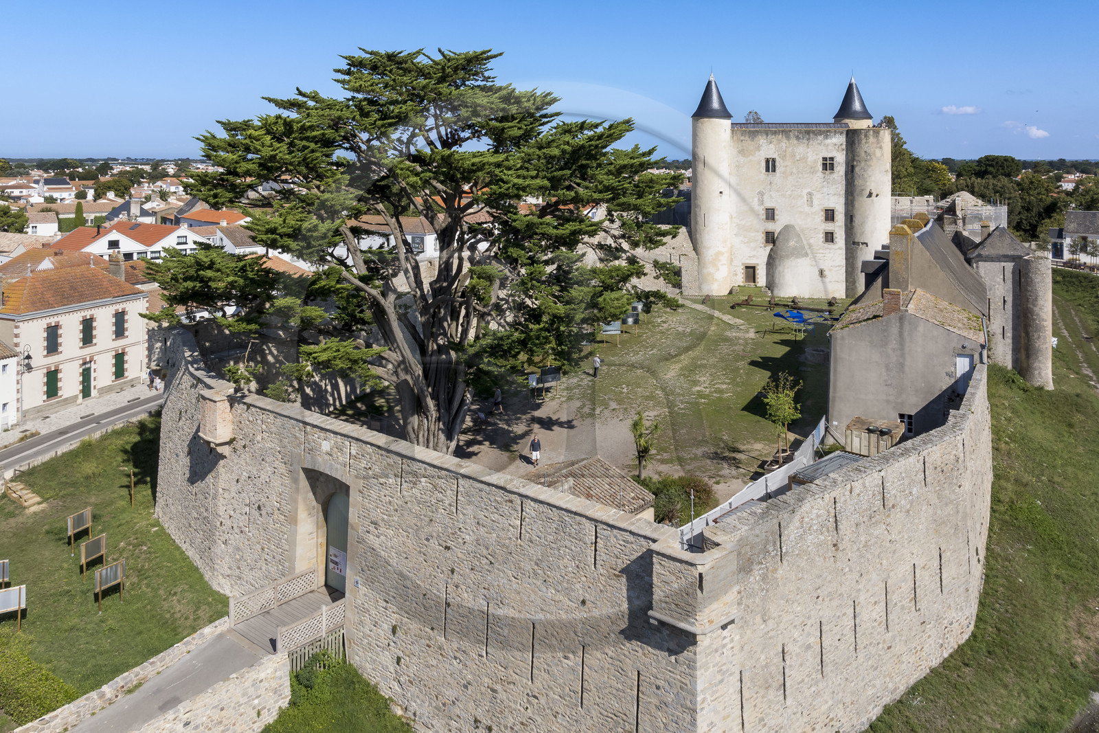 France, Vendée (85), Ile de Noirmoutier, Noirmoutier-en-l'Ile, le chateau médiéval (vue aérienne)