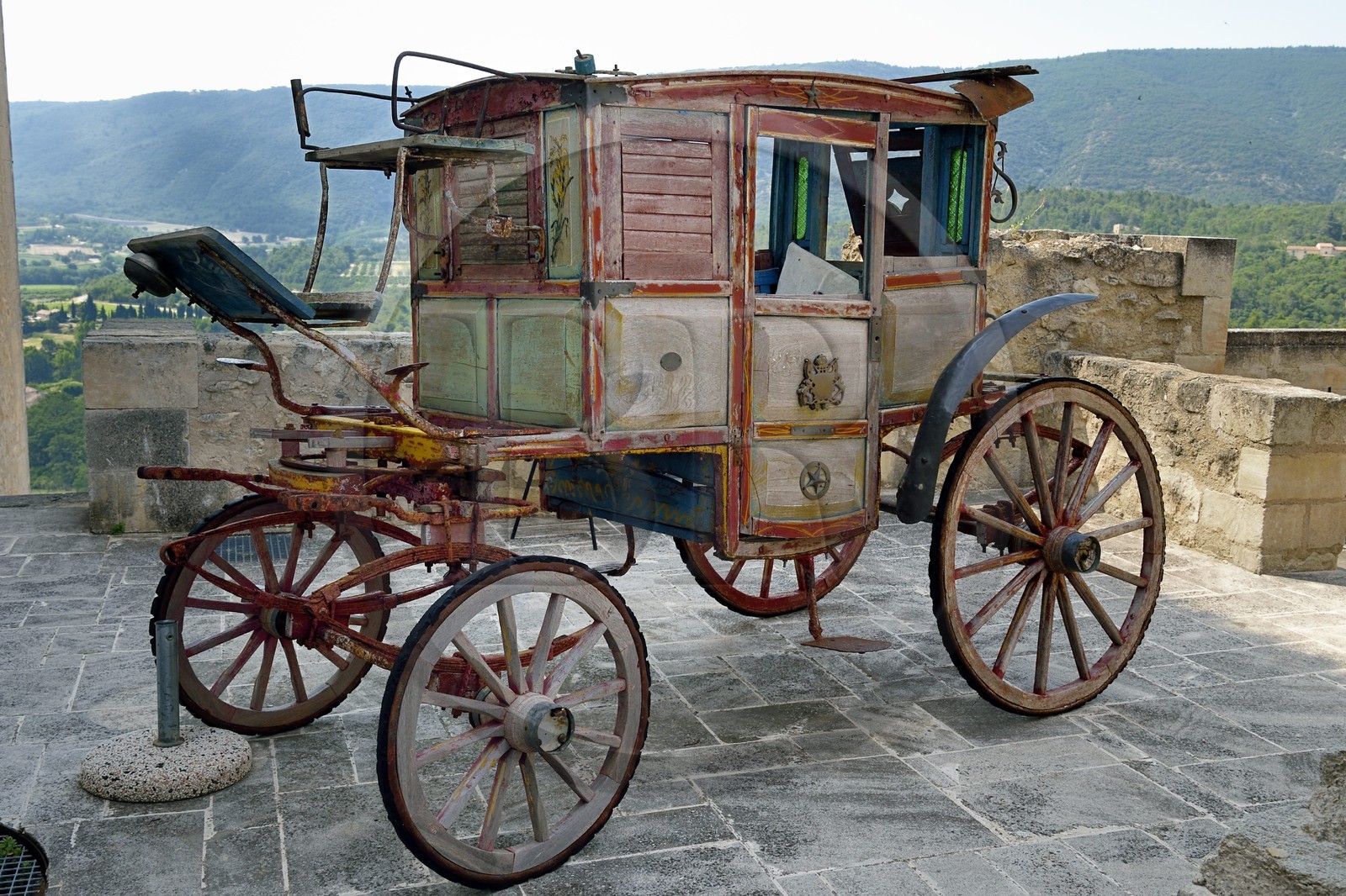 France, Vaucluse (84), Parc Naturel Regional du Luberon, Lacoste, chateau de Lacoste, une des residences du Marquis de Sade et de nos jours propriété de Pierre Cardin, vieille diligence