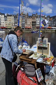 France, Calvados (14), Honfleur, le Vieux-Bassin, le quai Sainte-Catherine vu depuis le quai Saint-Etienne, peintre professionnel