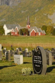 Norvège, Nordland, Iles Lofoten, Ile de Flakstadoy, cimetière de l'église en bois de Flakstad