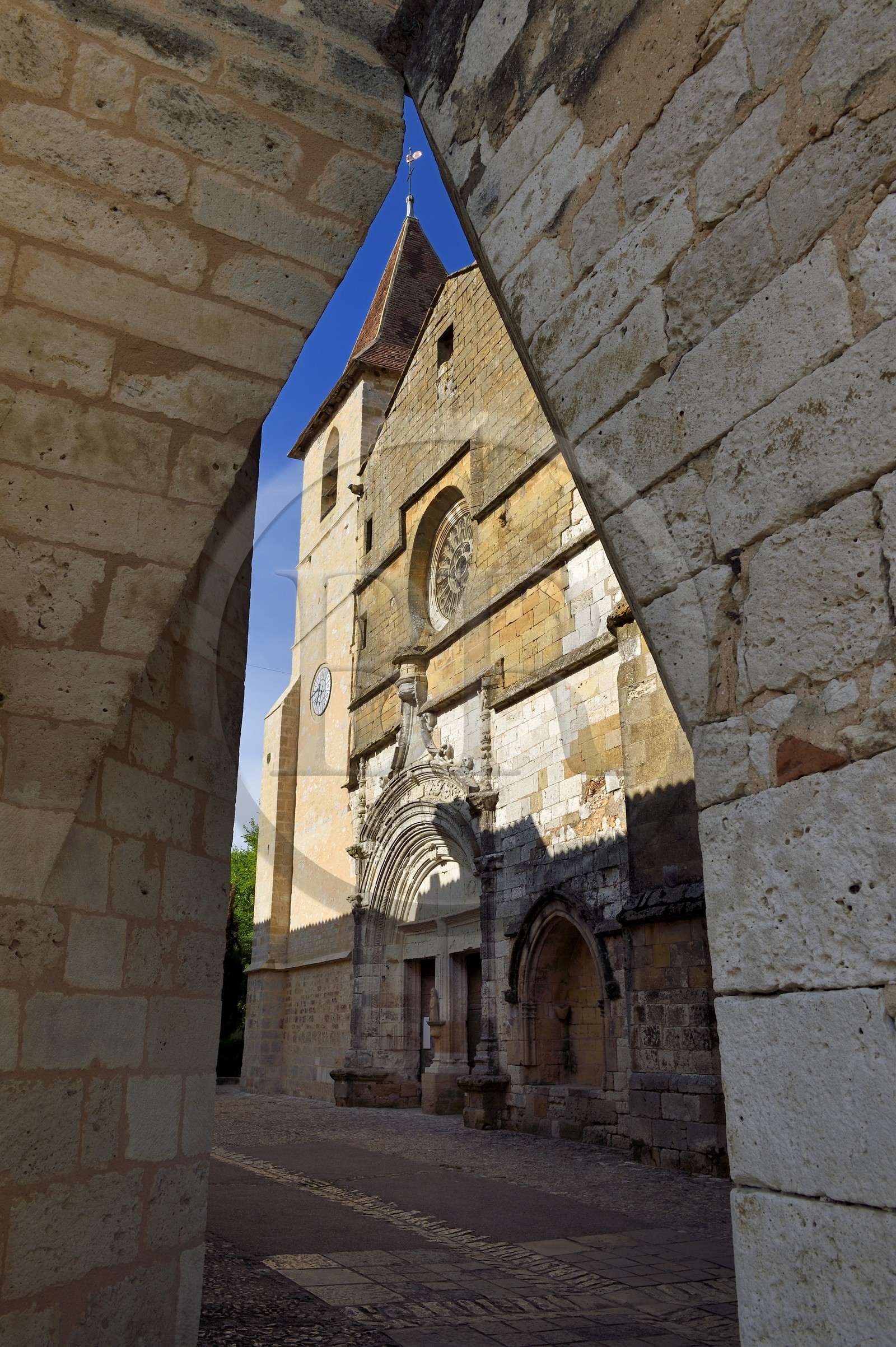 France, Dordogne (24), Périgord Pourpre, Monpazier, labellisé Les Plus Beaux Villages de France, facade occidentale de l'église Saint-Dominique vue d'une cornière de la place des Cornières au coeur du village