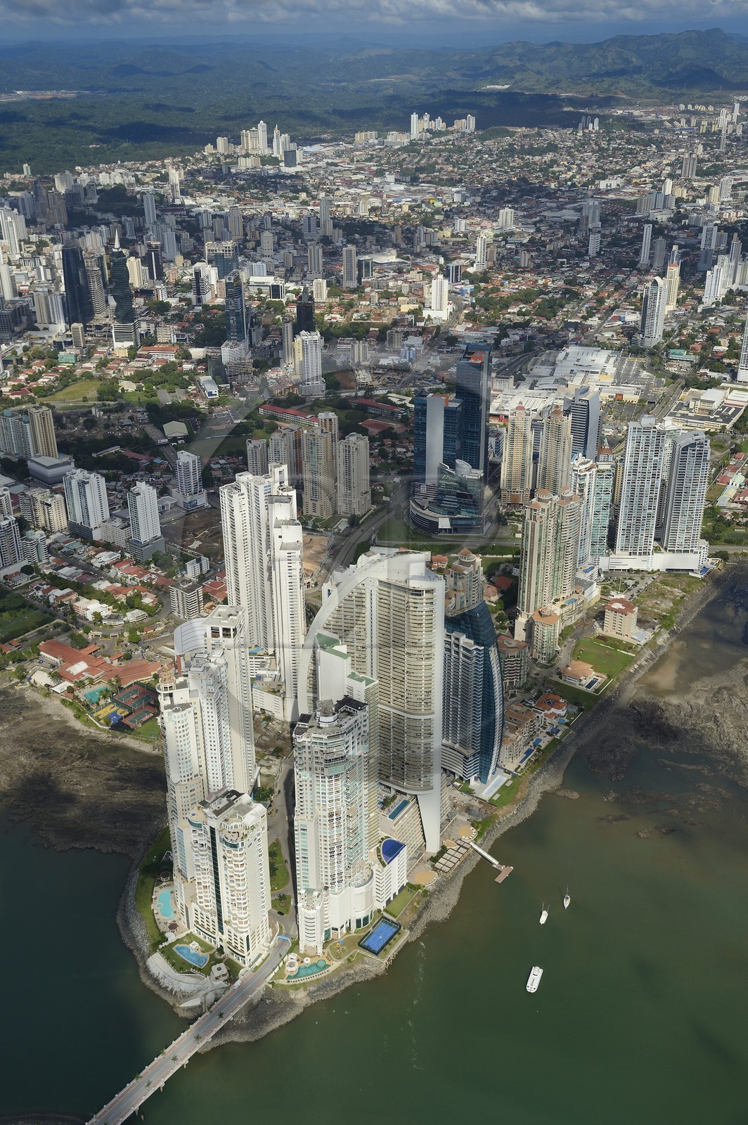 Panama, les gratte-ciels de Panama City, la pointe Colon et la Trump tower en premier plan (vue aérienne)