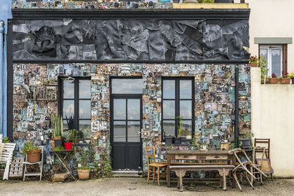 France, Loire-Atlantique (44), Paimboeuf, la maison de l'artiste Dominique Leroy décorée avec des milliers de composants électroniques, sur le quai Sadi Carnot