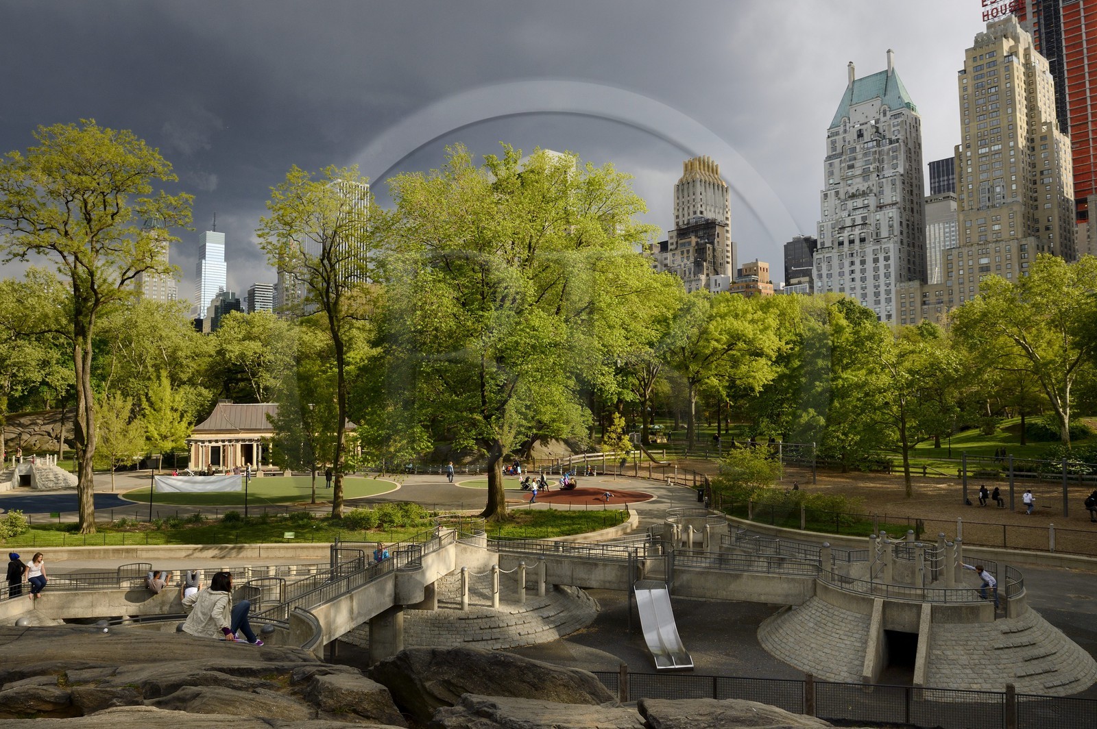 Etats-Unis, New York, Manhattan, Central Park, aire de jeux et immeubles sur Central Park Sud