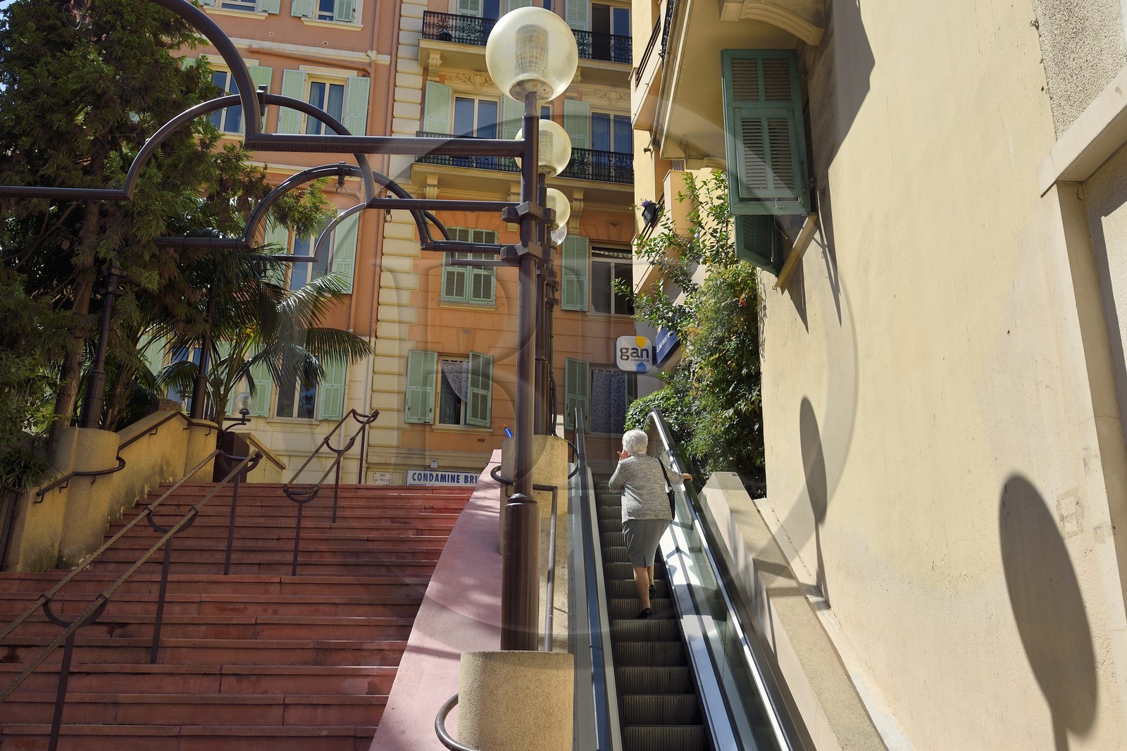 Principauté de Monaco, Monaco, quartier de la Condamine, escalator entre la rue Pr. Caroline et la rue Millo