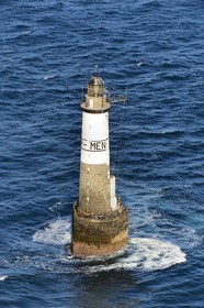France, Finistère (29), Mer d'Iroise, parc naturel régional d'Armorique, Ile de Sein, Chaussée de Sein, phare d'Ar-Men (vue aérienne)