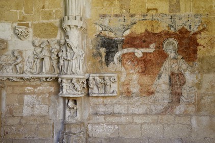 France, Dordogne (24), Périgord Noir, Le Buisson-de-Cadouin, abbaye de Cadouin, étape sur le chemin de Compostelle, site classé Patrimoine Mondial de l'UNESCO, le cloitre du XVe siècle, bas-relief de la passion du Christ au dessus du banc des moines (détail)