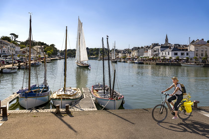 France, Loire-Atlantique (44), Pornic, le voilier Pen Duick quittant le port sous voile, l'église Saint-Gilles en arrière plan