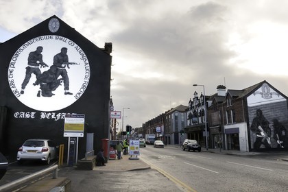 Royaume-Uni, Irlande du Nord, Belfast Est, les quartiers loyalistes protestants, Newtownards Road, fresque murale politique à la gloire des milices loyalistes
