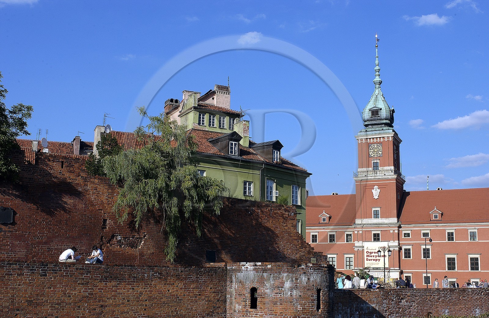 Pologne, Varsovie, la vieille ville, le chateau royal et l'ancienne muraille de la ville