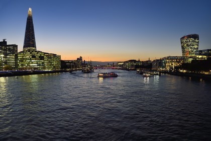 Royaume-Uni, Londres, les gratte-ciel de la City avec la tour 20 Fenchurch Street surnommée le Talkie-Walkie conçu par l'architecte Rafael Vinoly à droite, le pont de London Bridge sur la Tamise et The Shard de l'architecte Renzo Piano à gauche
