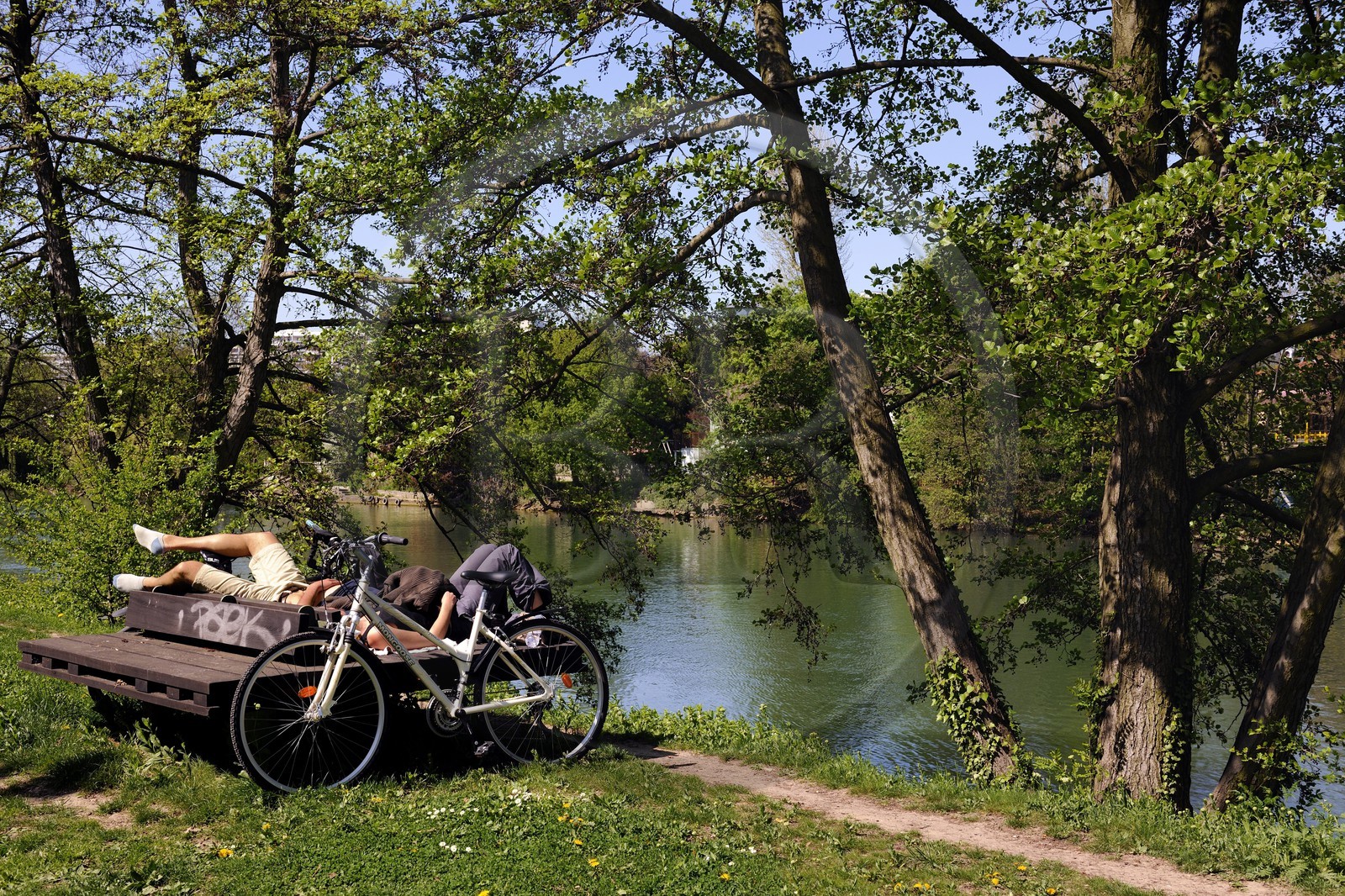 France, Val-de-Marne (94), les bords de Marne, la promenade de Polangis à Champigny-sur-Marne, le repos des cyclistes