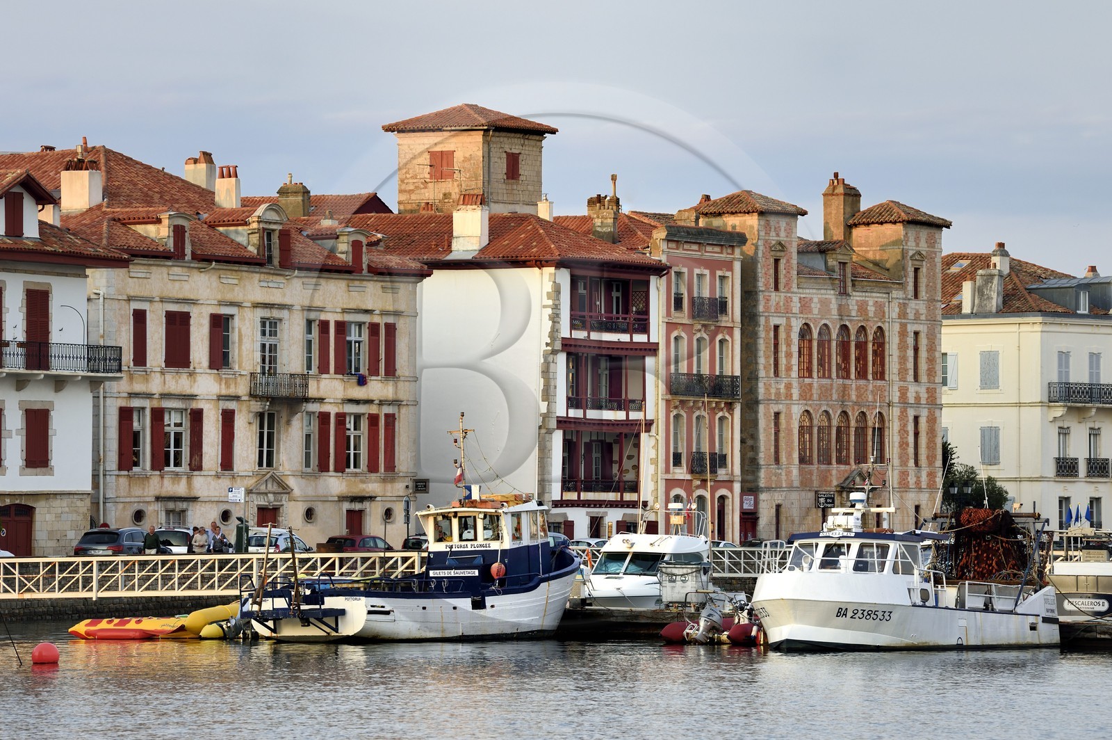 France, Pyrénées-Atlantiques (64), Pays-Basque, Saint-Jean-de-Luz, le port de pêche et la Maison de l'Infante en arrière plan à droite