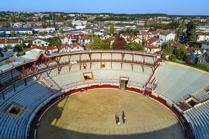 France, Pyrénées-Atlantiques (64), Pays-Basque, Bayonne, les arènes (vue aérienne)