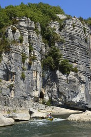 France, Ardèche (07), Ruoms, kayaks descendant la rivière Ardèche dans les défilés de Ruoms à Pradons, le cirque de Giens