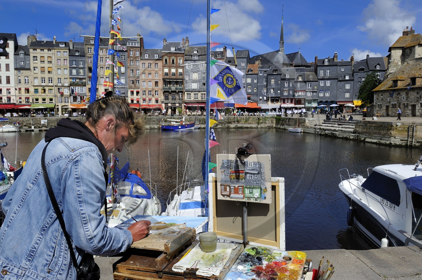 France, Calvados (14), Honfleur, le Vieux-Bassin, le quai Sainte-Catherine vu depuis le quai Saint-Etienne, peintre professionnel