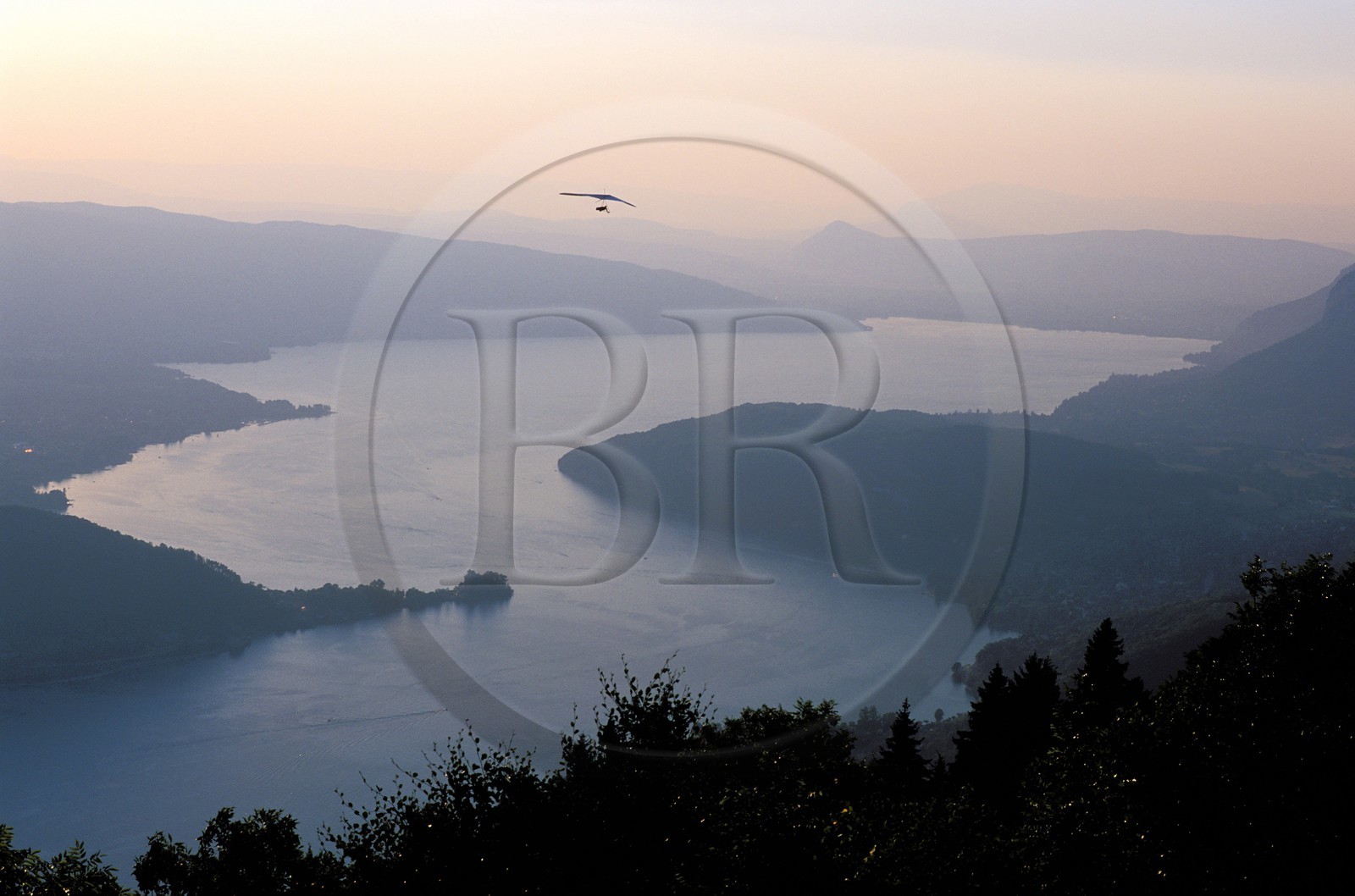 France, Haute-Savoie (74), deltaplane survolant le lac d'Annecy