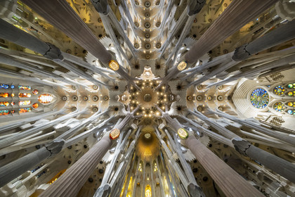 Espagne, Catalogne, Barcelone, quartier de l'Eixample, basilique de la Sagrada Familia de l'architecte du modernisme catalan Antoni Gaudi classée Patrimoine Mondial de l'UNESCO, vue panoramique de la croisée du transept qui symbolise la Jérusalem céleste, l'abside est en bas, l'est à droite, l'ouest à gauche