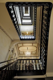 Irlande, Dublin, le  grand escalier du Shelbourne Hotel