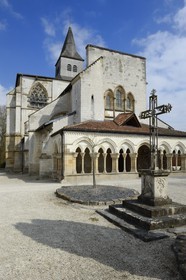 France, Marne (51), village de Saint-Amand-sur-Fion, église Saint-Amand avec son porche champenois du XIIème siècle et refait au XVIème siècle