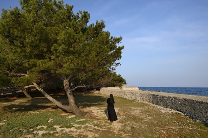 Croatie, Dalmatie, côte dalmate, Ile d’Ugljan, couvent franciscain Saint-Jérôme de la congrégation des Filles de la Miséricorde, sœur Theresija dans le jardin en bordure de mer