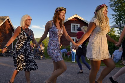 Suède, comté de Dalécarlie, région de Leksand, célébrations du solstice d'été dans le petit hameau de Hjulbäck, couronnes de fleures pour jeunes filles célibataires