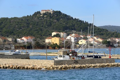 Croatie, Dalmatie, côte dalmate, Tkon, Monastère bénédictin de Cokovac fondé en 1125 sur l’Ile de Pasman