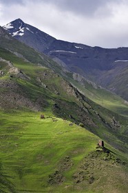 Géorgie, Kakheti, Parc national de Touchétie, vallée de la rivière Alazani dans les montagnes de Pirikiti, hameau à l'Est du village de Dartlo, ruines de tours médiévales fortifiées