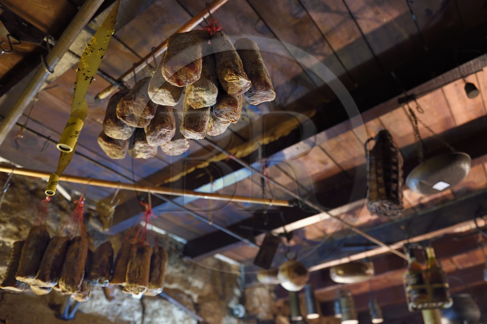 France, Corse-du-Sud (2A), Sartène, l'auberge l'Oasis du Lion à Roccapina, charcuteries suspendues au plafond