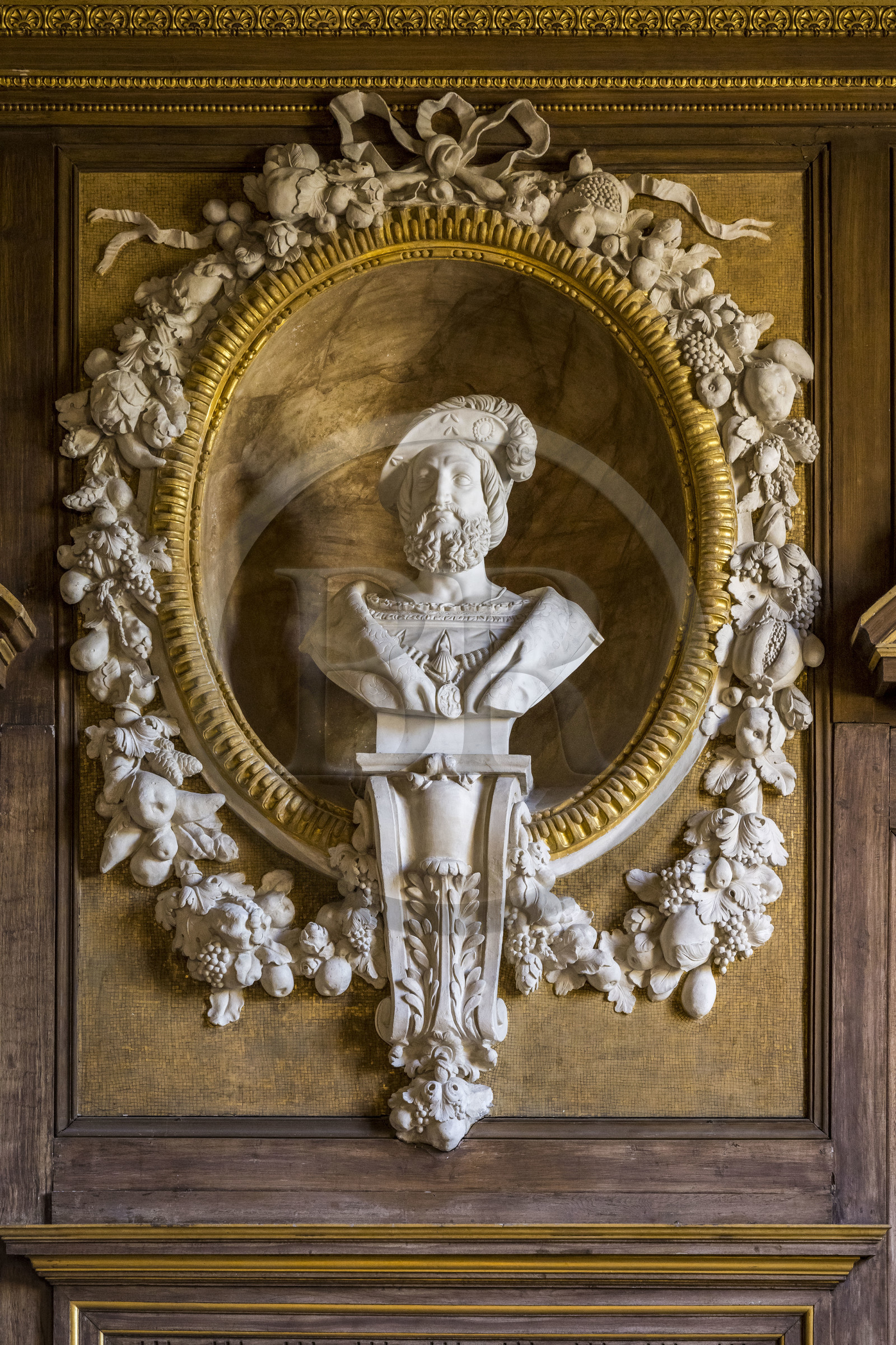 France, Seine-et-Marne (77), Fontainebleau, chateau de Fontainebleau, classé Patrimoine Mondial par l'UNESCO, la Galerie François 1er construite entre 1528 et 1530, buste de François Ier
