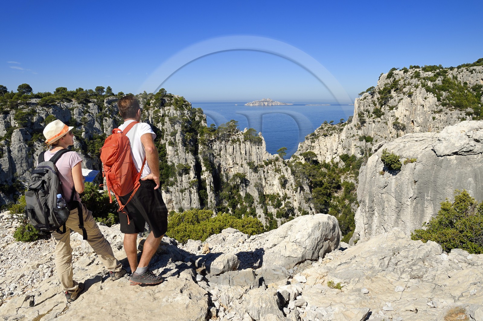 France, Bouches-du-Rhône (13), Marseille, Parc national des Calanques, Calanque d'En-Vau, la Breche de Castelvieil et l'Archipel de Riou en arrière plan (demande d'autorisation nécessaire avant publication)