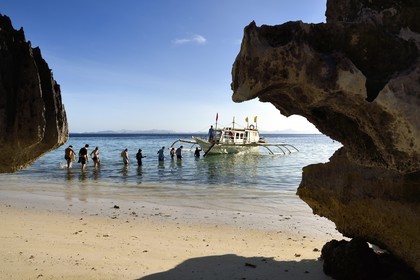 Philippines, Calamian Islands dans le nord de Palawan, Coron Island Natural Biotic Area, Banul Beach, embarquement sur une pirogue à balancier