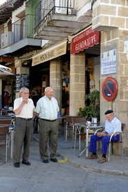 Espagne, Estremadure, Guadalupe, hommes du village sur la place Saint Marie de Guadalupe