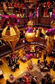 Royaume-Uni, Londres, shopping à Noël, intérieur du magasin Liberty sur Regent street