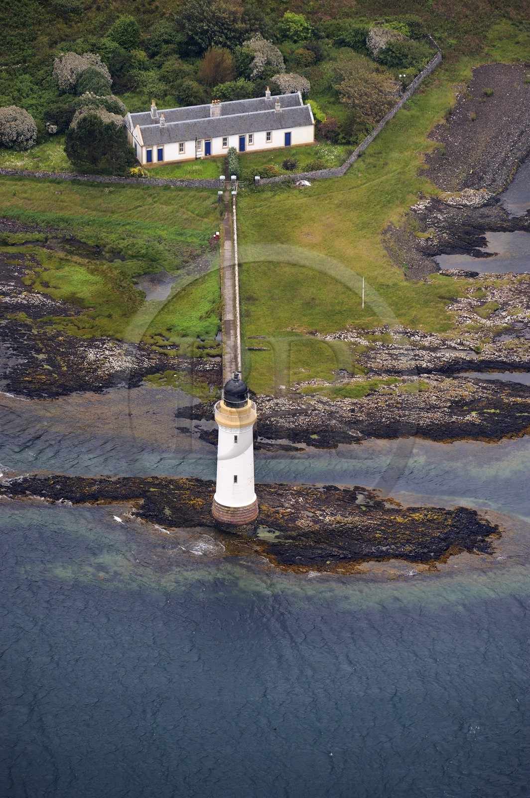 Royaume-Uni, Ecosse, Highland, Hébrides intérieures, Ile de Mull, phare à l'entrée du Sound of Mull à Tobermory (vue aérienne)