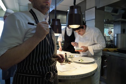 France, Alpes-Maritimes (06), Menton, Restaurant Le Mirazur, le Chef doublement étoilé Michelin Mauro Colagreco dans sa cuisine