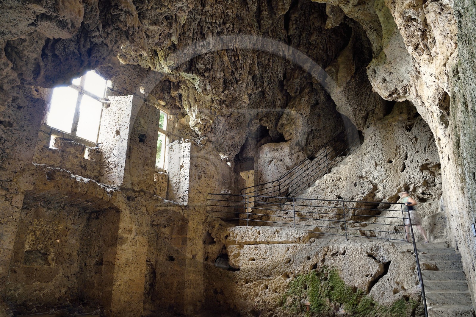 France, Var (83), Villecroze, les grottes troglodytiques avec leurs fenêtres à meneaux