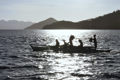 Philippines, Calamian Islands dans le nord de Palawan, baie de Coron, pirogue à balancier et Busuanga Island en arrière plan