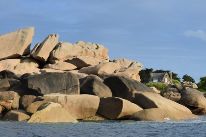 France, Côtes-d'Armor (22), Côte de Granit Rose, Perros-Guirec, maison de Ploumanac'h vers la pointe de Squewel et le phare de Mean Ruz