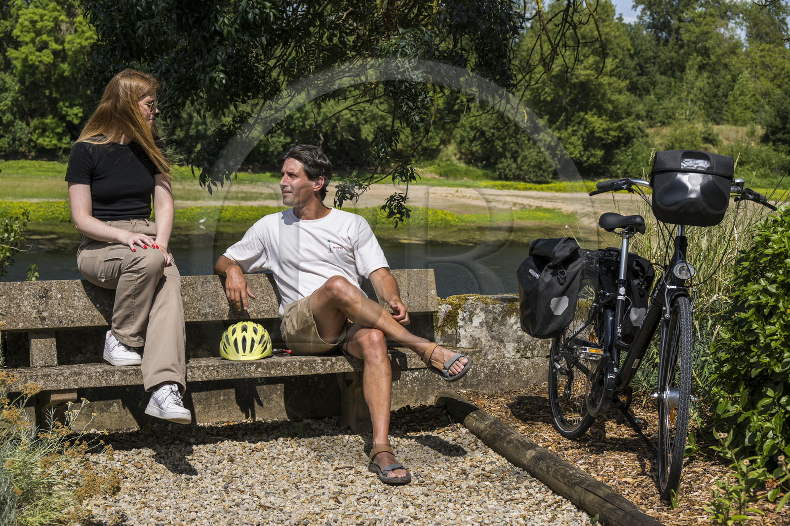 France, Maine-et-Loire (49), vallée de la Loire classée au Patrimoine Mondial par l'UNESCO, Gennes-Val-de-Loire, randonnée à bicyclette sur les berges de la Loire