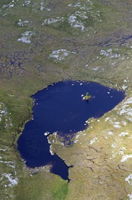 Royaume-Uni, Ecosse, Highland, un Loch au milieu des plateaux des Highlands au sud de Gruinard (vue aérienne)