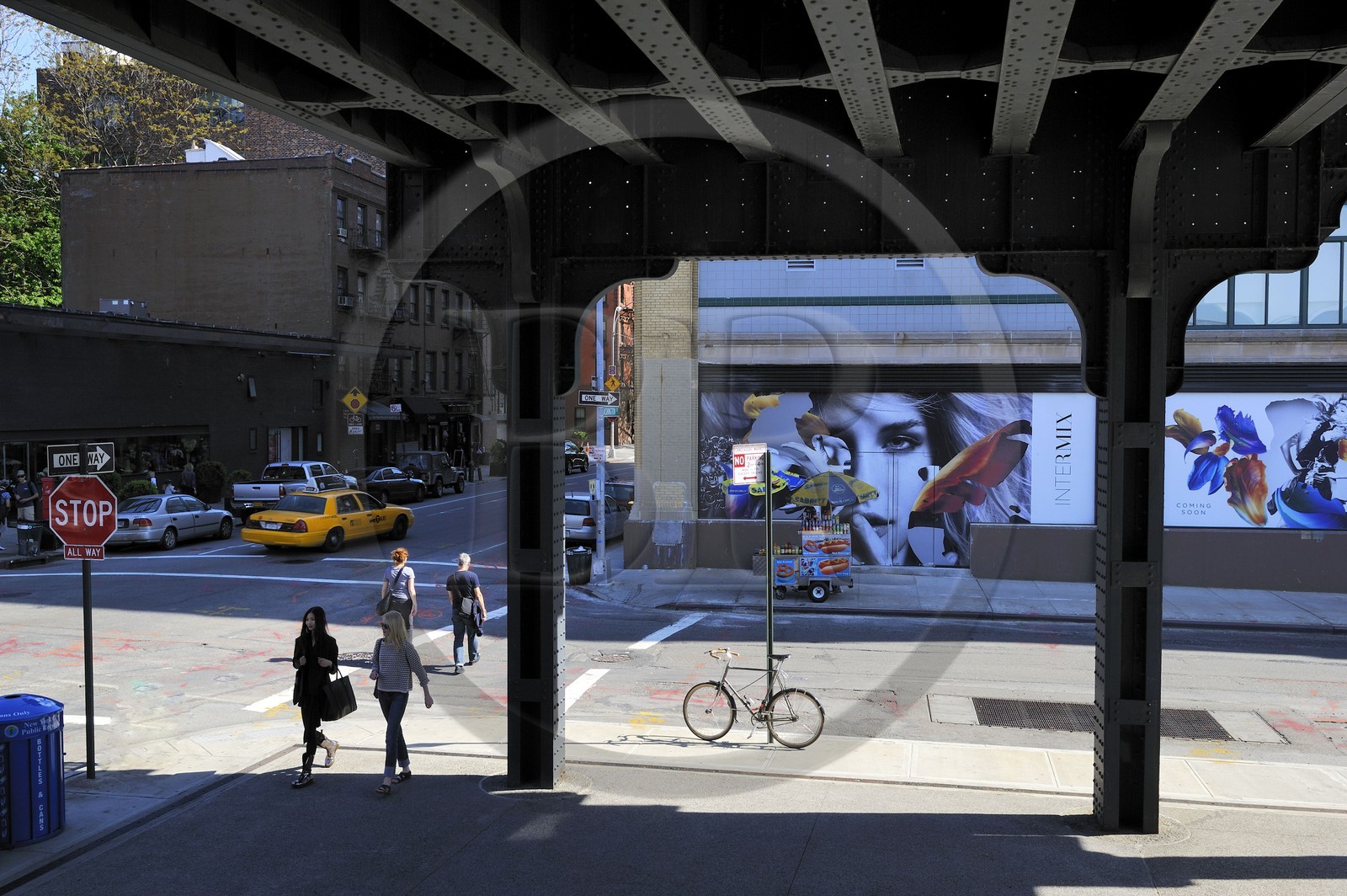 Etats-Unis, New York, Manhattan, Meatpacking district (Gansevoort Market), sous la High Line ancienne voie-ferrée aérienne partiellement réhabilitée en parc urbain suspendu