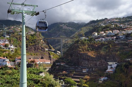 Portugal, Ile de Madère, Funchal, le télécabine qui relie le quartier historique dans la basse ville au jardin tropical dans les hauteurs