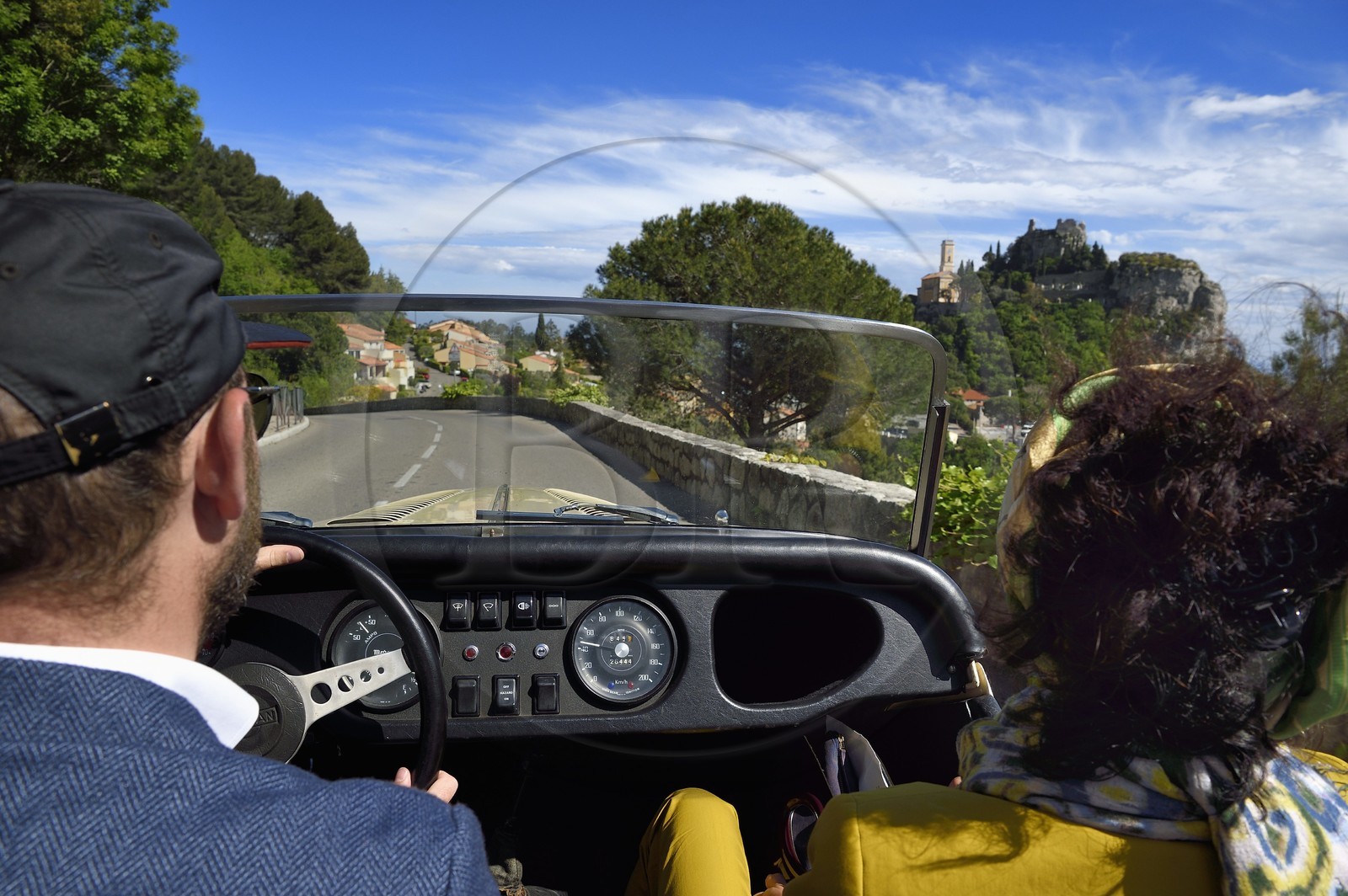 France, Alpes Maritimes (06), découverte de la côte dans une voiture vintage Morgan Roadster 4 4, ici sur une route rejoignant le village perché d'Eze